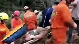 河堤堡坎突然垮塌女子被埋  消防员徒手刨泥救