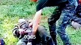 中外军人面对枪被拿走时的反应，一个动作就看出了区别