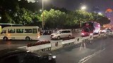 现场-国安上港大巴车遭遇堵车 警车开道抵达球场