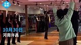 形体课上保洁大姐偷偷学艺入迷，发现被偷拍后，害羞地手足无措