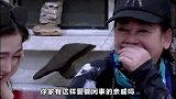 奇葩素人小情侣旅游遇多事大妈，硬生生被大妈拆散