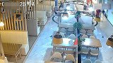【陕西】小车一头冲进餐饮店 瞬间撞毁前台2店员受伤