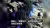 男子深夜全副武装拿油漆怒泼店铺，泼完还不忘拍照记录，店主发声
