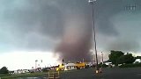 实拍美国俄克拉荷马州破坏力惊人的龙卷风