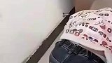 哥俩在家打闹，弟弟一句话引哥哥暴怒