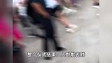 男子天安门广场熬夜等升旗，结果太困倒地就睡，仪式结束都没醒
