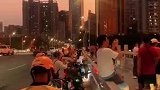 到底是什么样的美景，连外卖小哥都忍不住，停下来欣赏