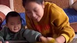 七彩童年：姐姐把香蕉给了弟弟，自己吃苹果
