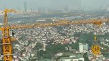 师傅将塔架吊到半空安装