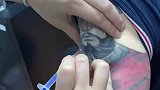 给大哥的搞笑纹身打个针，大哥我会轻轻的你放心！