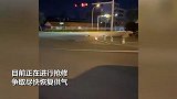 青岛一路段地面窜出火苗，燃气公司：系管道出现故障，已关闭阀门