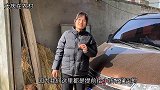 年关将至，媳妇提前给俩儿子买新衣，添新鞋，一人一身留着过年穿