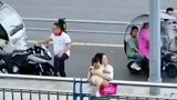 女子抱娃站在桥边欲轻生，机智路人“声东击西”瞬间救下