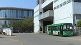 广州一无人公交车在加气站旁爆炸 碎片弹至20米外