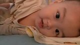 小宝宝早上一醒来就喊妈妈，就算冬天再冷，妈妈的心都被捂热了！