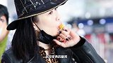 钟丽缇穿豹纹连体衣现身，戴女巫帽发糖，被赞俏皮可爱