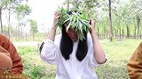熊出没真人版：翠花的草帽被光头强拿走，熊大熊二混合双打光头强