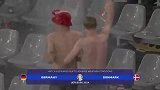 雷暴天气！两名丹麦球迷在场边“洗澡”