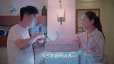 姑娘回到家就向爸爸告状，爸爸虽然理解女儿但还是不忘催促她去复习