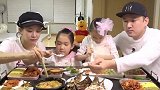 韩国幸福的一家四口吃8菜一汤，同样是韩国差距咋这么大呢？