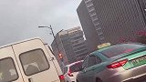 男子发现路口的绿灯，时长竟连十秒都不到