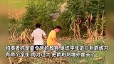两小孩误将箭射到墓碑上，立马下跪道歉，行云流水操作看懵教练