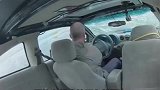 汽车掉进了河里，不要紧张恐慌，看看老司机怎么说