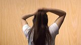 女人过了40岁，再忙也别披肩散发，这样盘发，减龄好看