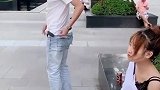 美女看着不语，笑笑不说话