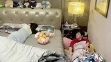 妻子熟睡后男子安抚宝宝，下一秒画风就变了