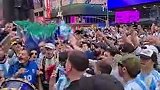 美国时代广场的阿根廷球迷为梅西唱生日快乐歌