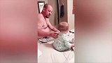 爸爸假装打宝宝一下，接下来宝宝的动作，看一次笑一次