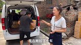 董事长谈的第一个项目就爆单，姜还是老的辣，小菲赶紧买烧鸡犒劳