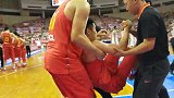 篮球-18年-斯杯-陆文博遭对手恶意犯规脚踝受伤被抬下场-新闻