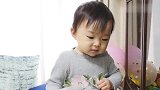 小萌娃实力演绎张望的眼神，网友：是在期盼什么吗