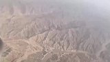旅客在飞机上看见，高山深处还有村民居住