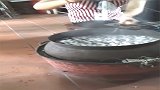 农村姑娘用古法剥蚕丝，看着都感觉很舒服
