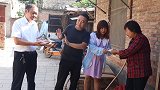 农村大叔借2000不借，婶子来借10万却能拿出来，救急不救穷