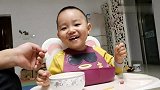 小孔宝今天胃口大好啊，自己用勺子吃饭，一勺一勺吃的太香了