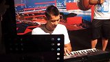 多才多艺！书豪秒变文艺青年优雅弹起钢琴 这水平你给几分？