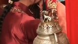 拍摄吻戏时，周围好多人呀，女演员都不好意思脸红了