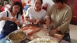儿子不在家，婆婆带着两个儿媳妇一起包饺子，一起过中秋国庆