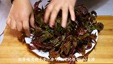 香椿不要炒着吃，教你简单做法，放锅里一炸，鲜嫩酥脆不油腻