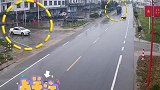 太危险！下雨路滑，路口两车均未明显减速避让，差点引发事故