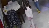 姐姐本想露一手新学的跆拳道却惨遭秒杀，妹妹笑得太魔性了