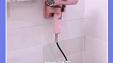 把吹风机放在墙上收纳非常省空间