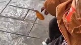 孩子乱丢垃圾被教育，下一秒主角就换人了