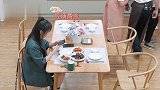 李佳琦找人拼桌比选品还难，最后居然和美女拼桌成功