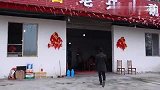 老爷子一盘肉吃完，再来碗米饭配泡菜，真会吃
