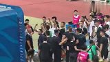 韦世豪赛后向河南球迷双手比了一个圆的手势